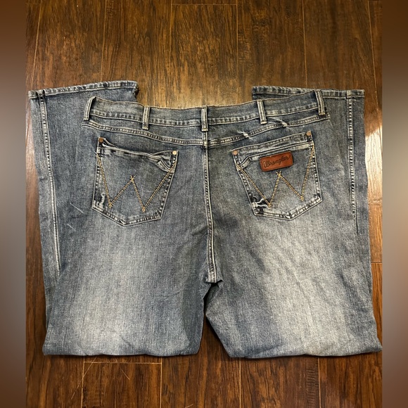 Wrangler Men's Classic Denim Jeans - Picture 2 of 3